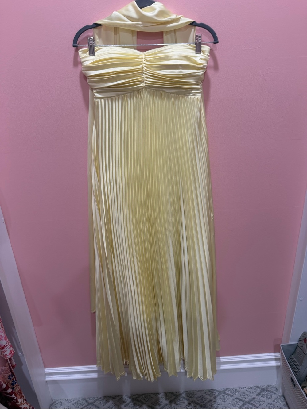 Elegant Pleated Maxi Dress in Pale Yellow